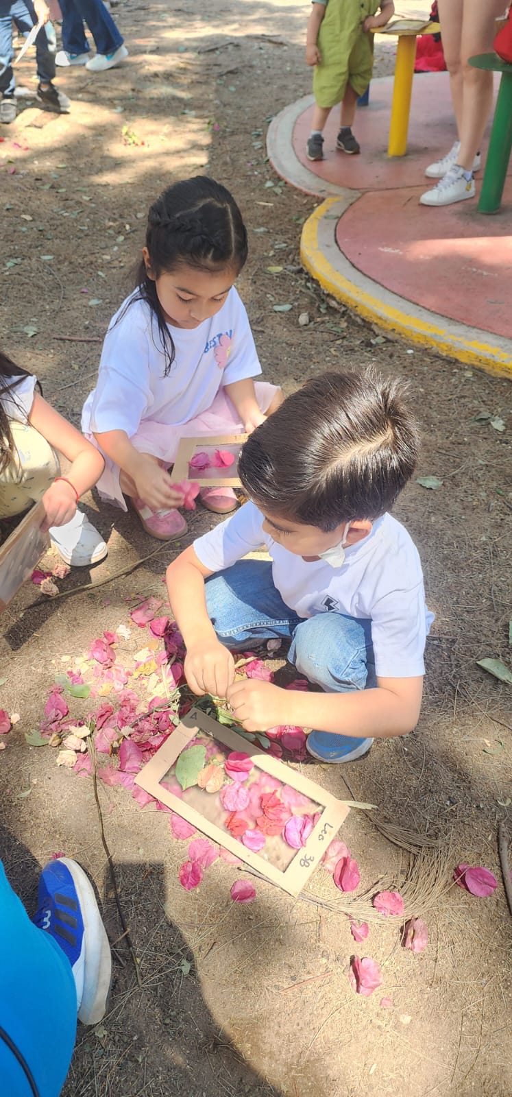 Docentes en actividades con los niños